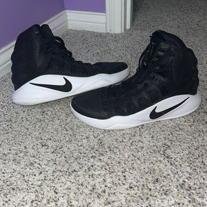 Womens Nike Hyperdunk basketball shoe